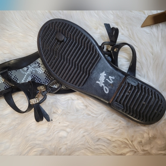 GUESS BLACK BOW TIE,CHAIN SANDALS,GOLD HEART+CRYSTAL CHARM,SHOES,FLIP FLOP - Picture 4 of 5